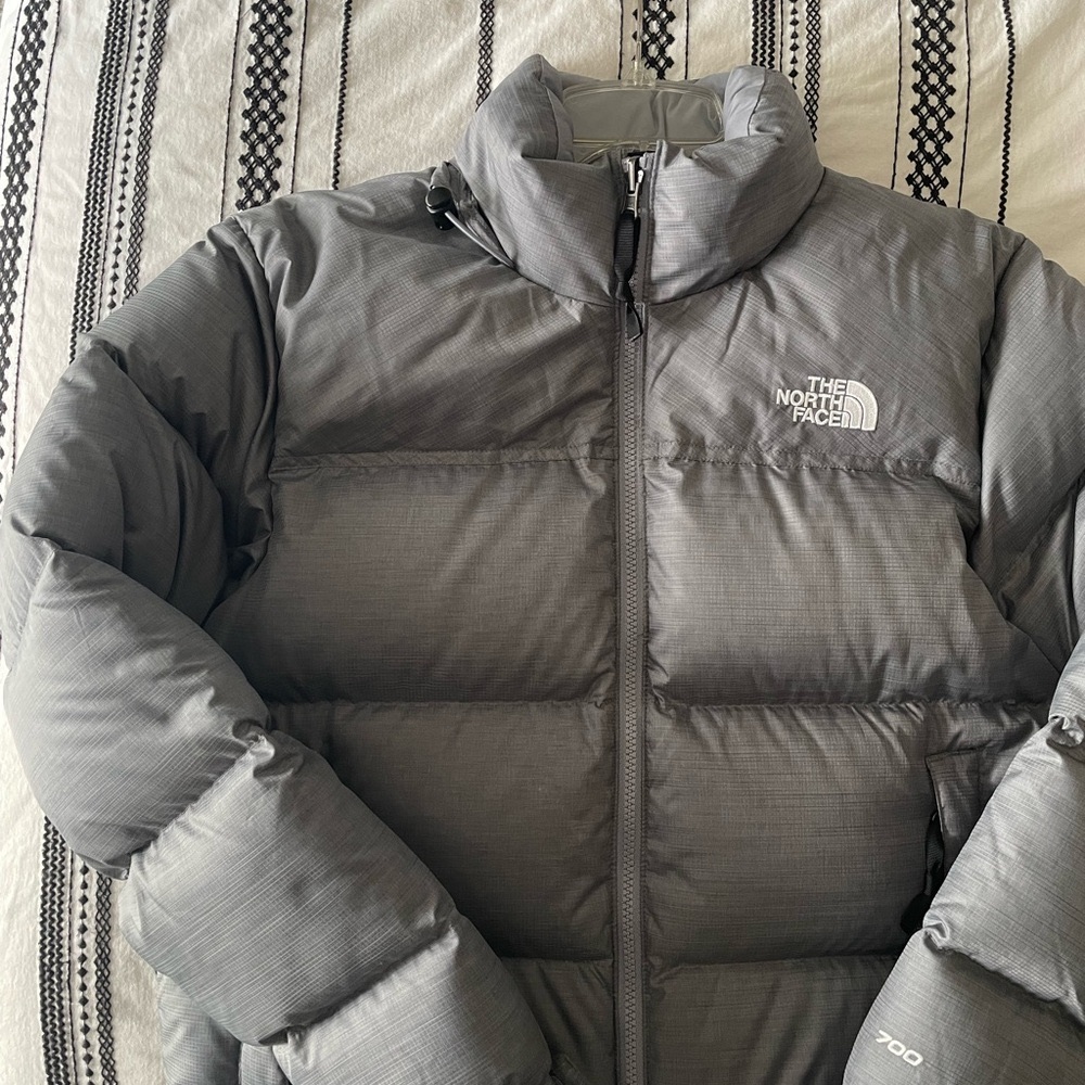 EUC Like new, worn twice. The North Face Gray Puffer Jacket. Cropped fit.